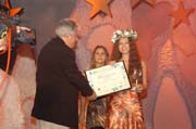Evelina primeste premiul de la Mr. Fugaru